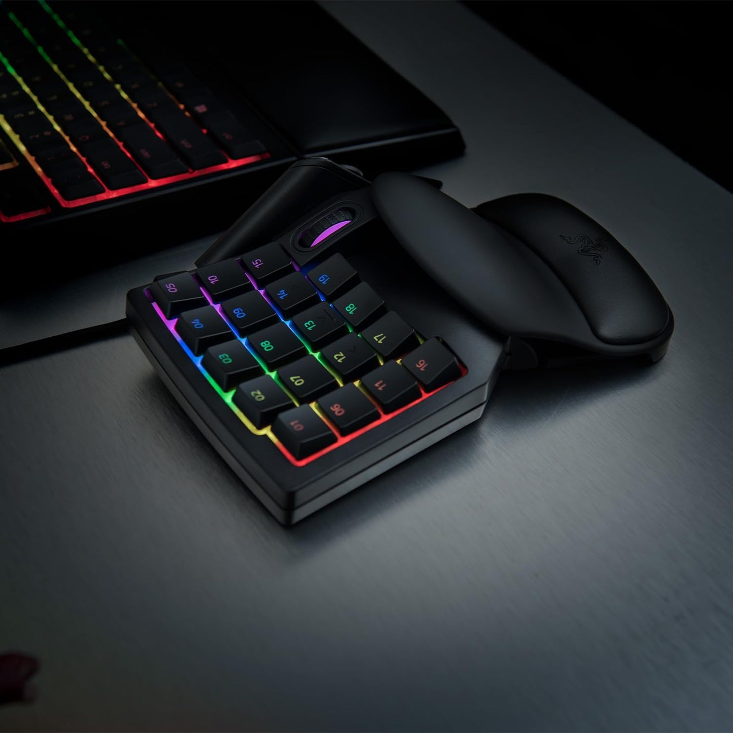 Razer Tartarus V2 - Pavé Numérique Gamer (32 Touches Entièrement Programmables, Forme Ergonomique Avec Paume Détachable, Fonctionnalité Hypershift, Eclairage RGB Chroma) Noir
