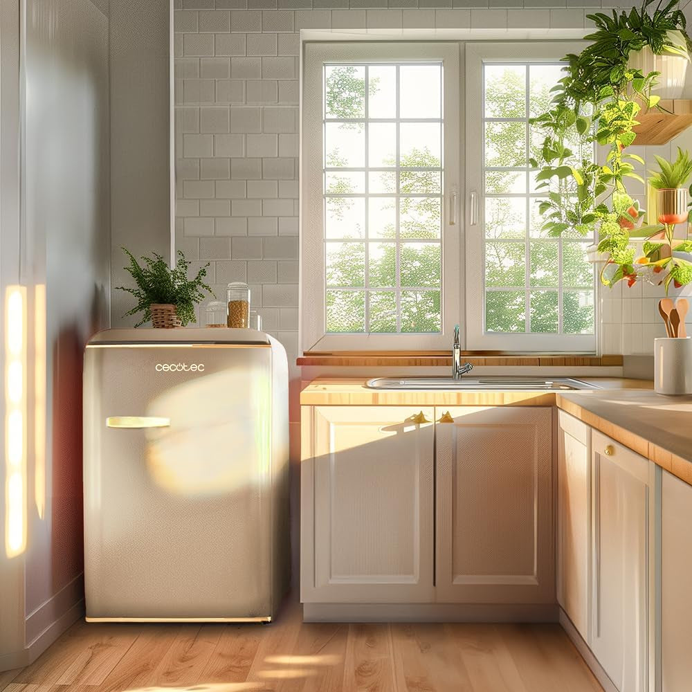 Mini Frigo Réfrigérateur Rétro Bolero Coolmarket TT Origin 110 Beige E. Mini Frigo Rétro Avec Une Capacité De 110L, Classe E, Icebox, LED Intérieur, Poignée Chromée, Plateaux En Verre