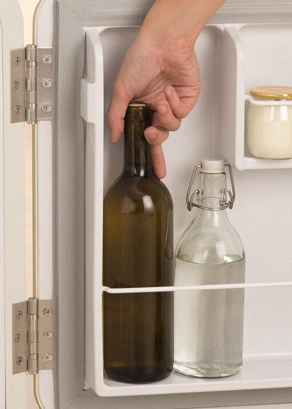RETRO FRIDGE 50 SAND - Réfrigérateur Blanc Cassé Poignée Sable / 85 W, Mini Bar, Une Étagère, Design Rétro, 50 Cm, Deux Étagères, Capacité De 48 L, Économie D'Énergie, 50 X 44 X 49,8 Cm