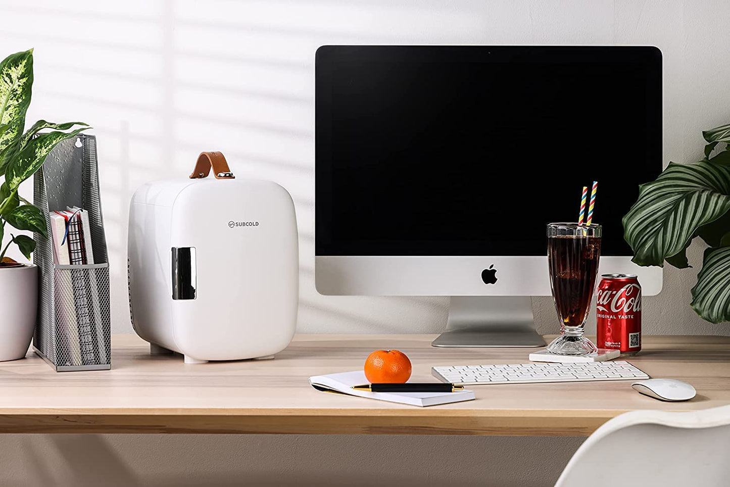 Subcold Pro4 Mini Frigo De Luxe | 4 Litres/6 Canettes | AC Et USB | Petit Réfrigérateur Portable Pour Le Bureau, La Chambre, La Voiture, Les Voyages, Les Soins De La Peau Et Les Cosmétiques (Blanc)