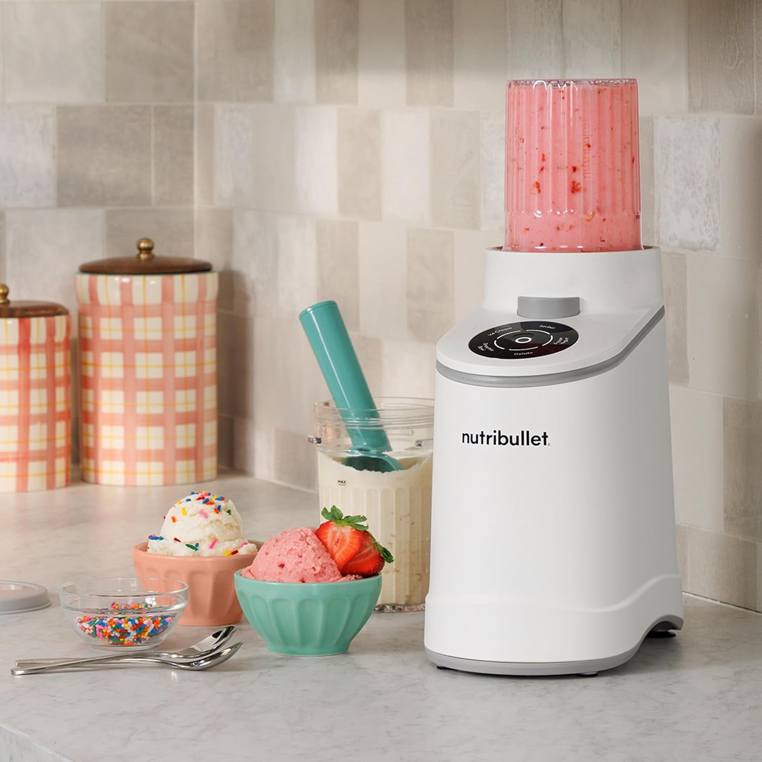 Chill – Machine À Desserts Glacés, Gelato, Sorbet, Smoothie, Yaourt Glacé, Crème Glacée, 5 Programmes Automatiques, 3 Récipients, Couvercles, Idéale Pour Les Familles, Blanche (NBD0503W)
