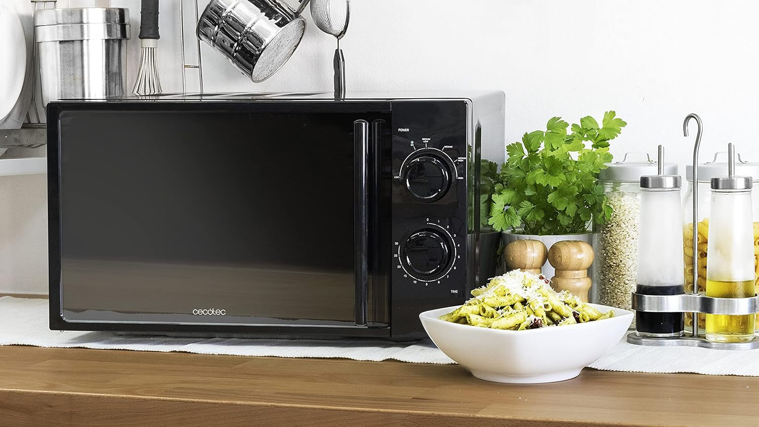 Micro-Ondes Allblack. Capacité De 20 L, 700 W De Puissance, 6 Niveaux De Fonctionnement, Minuterie 30 Minutes, Mode Décongeler, Finition Noir.