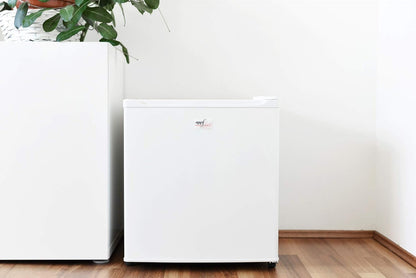 Melchioni ARTIC47LT Mini Réfrigérateur Silencieux, Congélateur Intégré, Réfrigérateur À Boissons, Compresseur Et Freezer, 47 Litres, Blanc