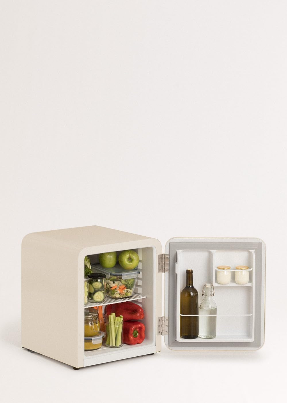RETRO FRIDGE 50 SAND - Réfrigérateur Blanc Cassé Poignée Sable / 85 W, Mini Bar, Une Étagère, Design Rétro, 50 Cm, Deux Étagères, Capacité De 48 L, Économie D'Énergie, 50 X 44 X 49,8 Cm