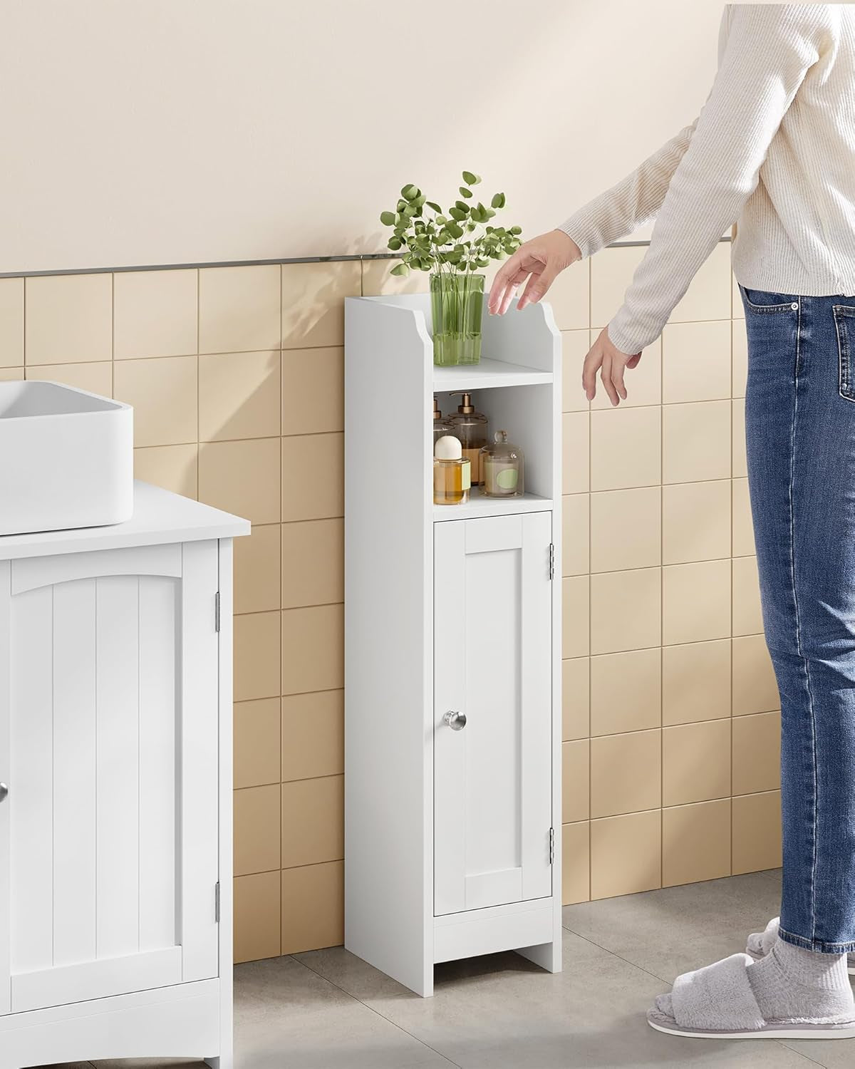 Meuble De Salle De Bain, Armoire D’Angle Avec Porte Et Étagères, Organisateur De Rangement, Meuble Étroit Pour Papier Toilette, Étagères Réglables, 20 X 18 X 80 Cm, Blanc Nuage BBC310W01