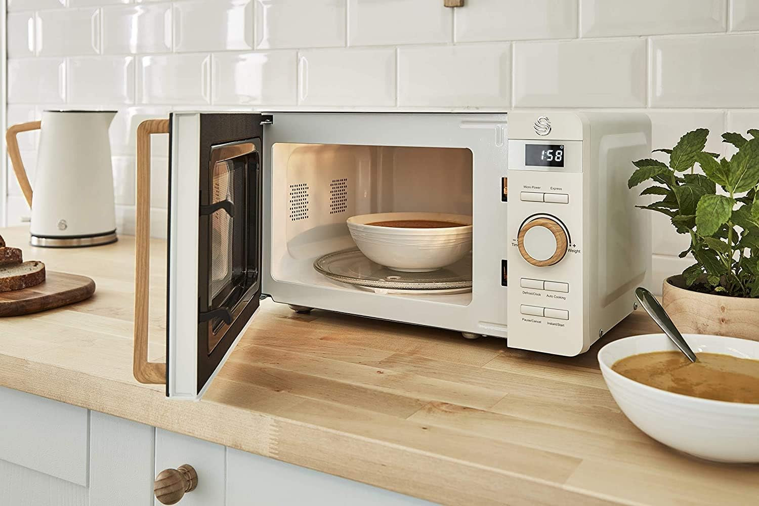 Four À Micro-Ondes Numérique Nordic 20 L, 6 Niveaux De Puissance, 800 W, Minuterie De 30 Minutes, Nettoyage Facile, Mode Dégivrage, Design Moderne, Poignée Effet Bois, Blanc Mat