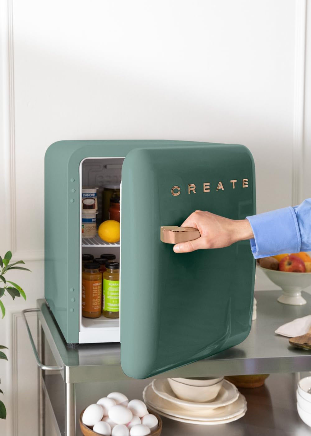 RETRO FRIDGE 50 ROSE GOLD / Réfrigérateur Vert Sage Poignée or Rose / 85 W, Mini Bar, Une Étagère, Design Rétro, 50 Cm, Deux Étagères, Capacité De 48 L, Économie D'Énergie, 50 X 44 X 49,8 Cm