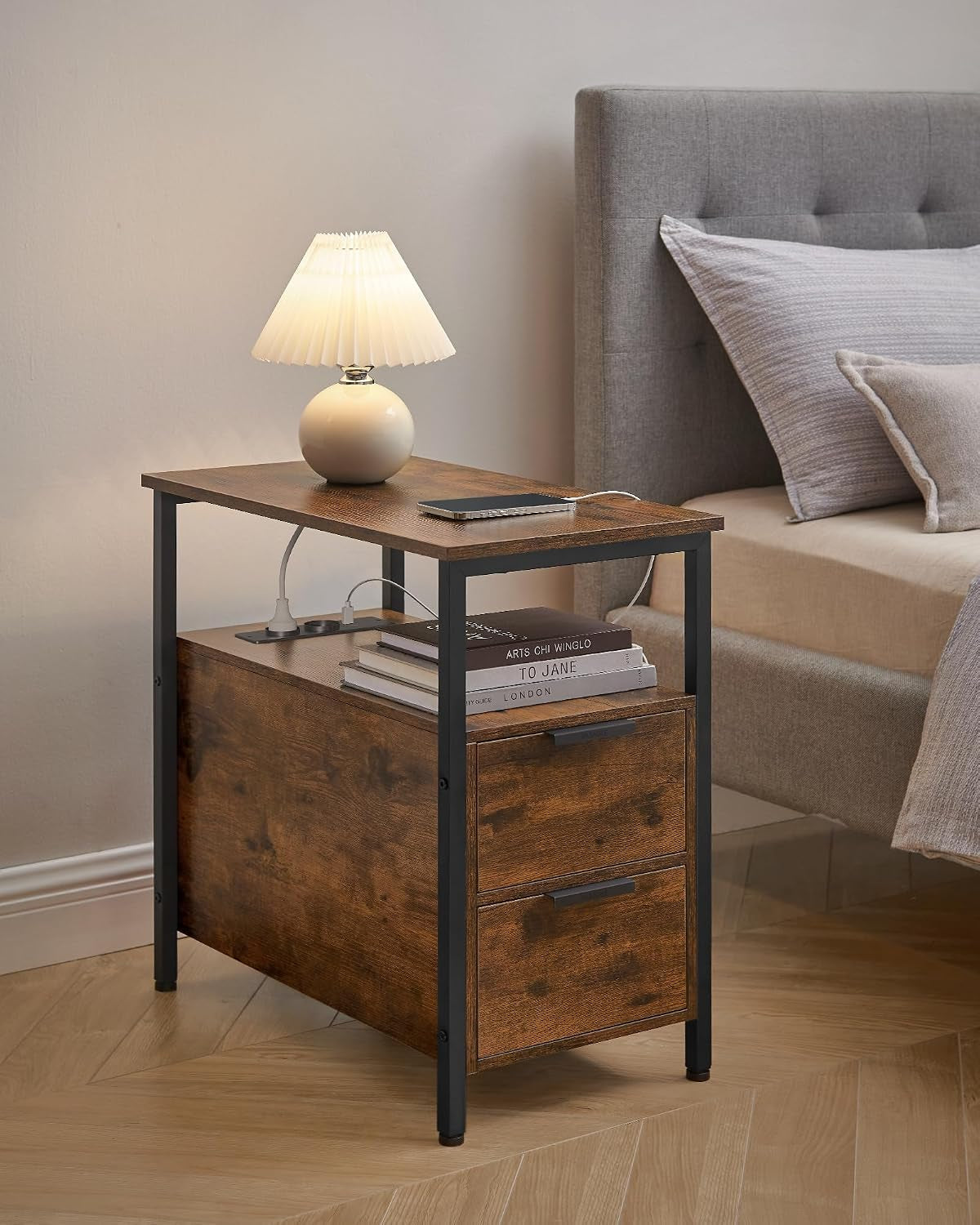 Table D’Appoint Avec Multiprise, Petite Et Fine Avec 2 Tiroirs, Table De Chevet Avec Rangement, Pour Salon, Chambre, Marron Rustique Et Noir D'Encre LET325B01