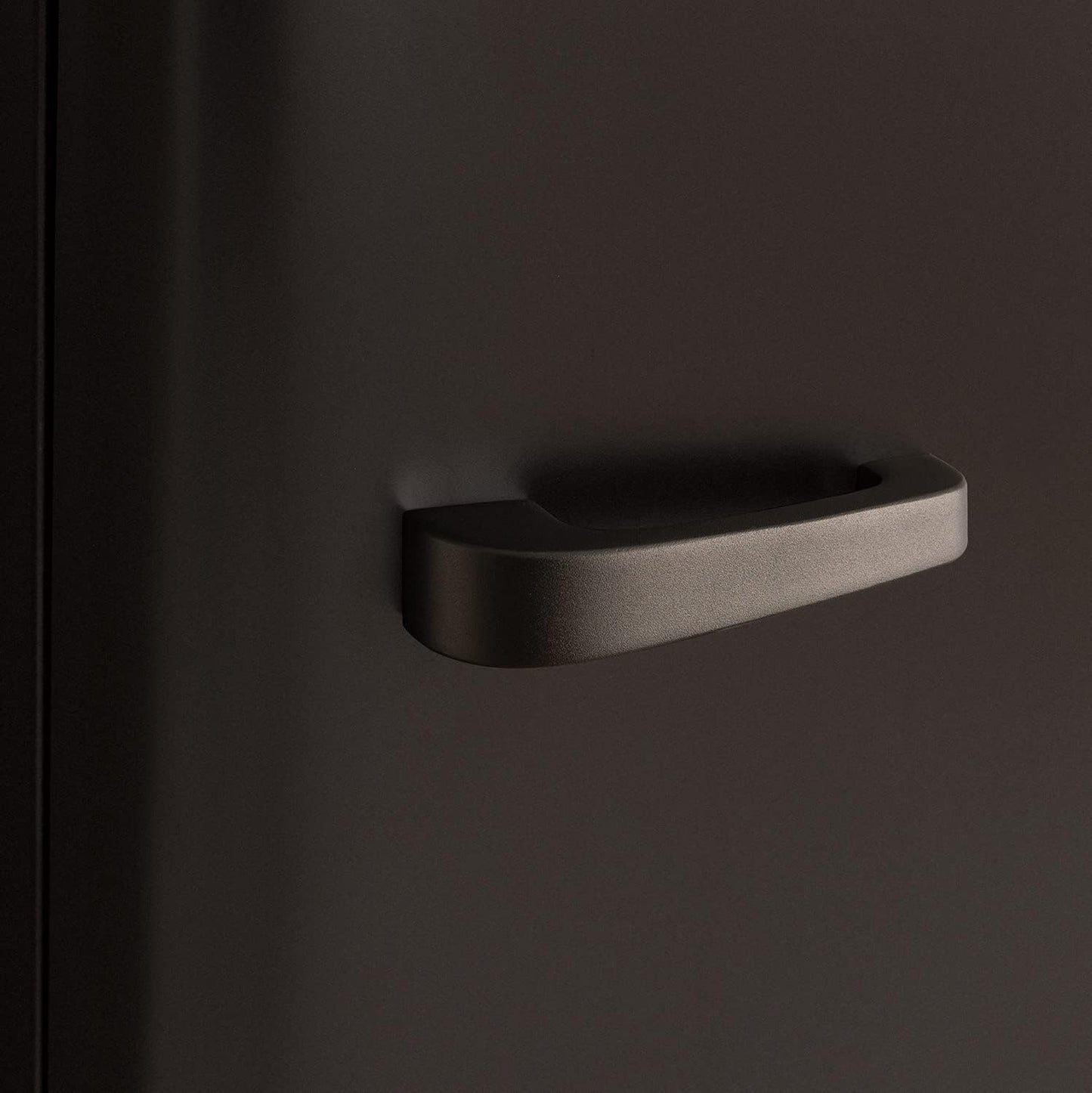 / RETRO FRIDGE 83.5 Black/Réfrigérateur Noir Avec Poignée Noire/Pratique Et Fonctionnel, Matériaux Résistants