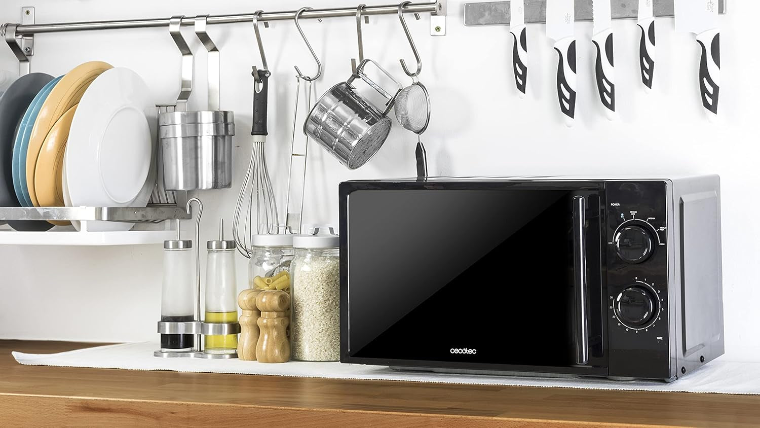 Micro-Ondes Allblack. Capacité De 20 L, 700 W De Puissance, 6 Niveaux De Fonctionnement, Minuterie 30 Minutes, Mode Décongeler, Finition Noir.