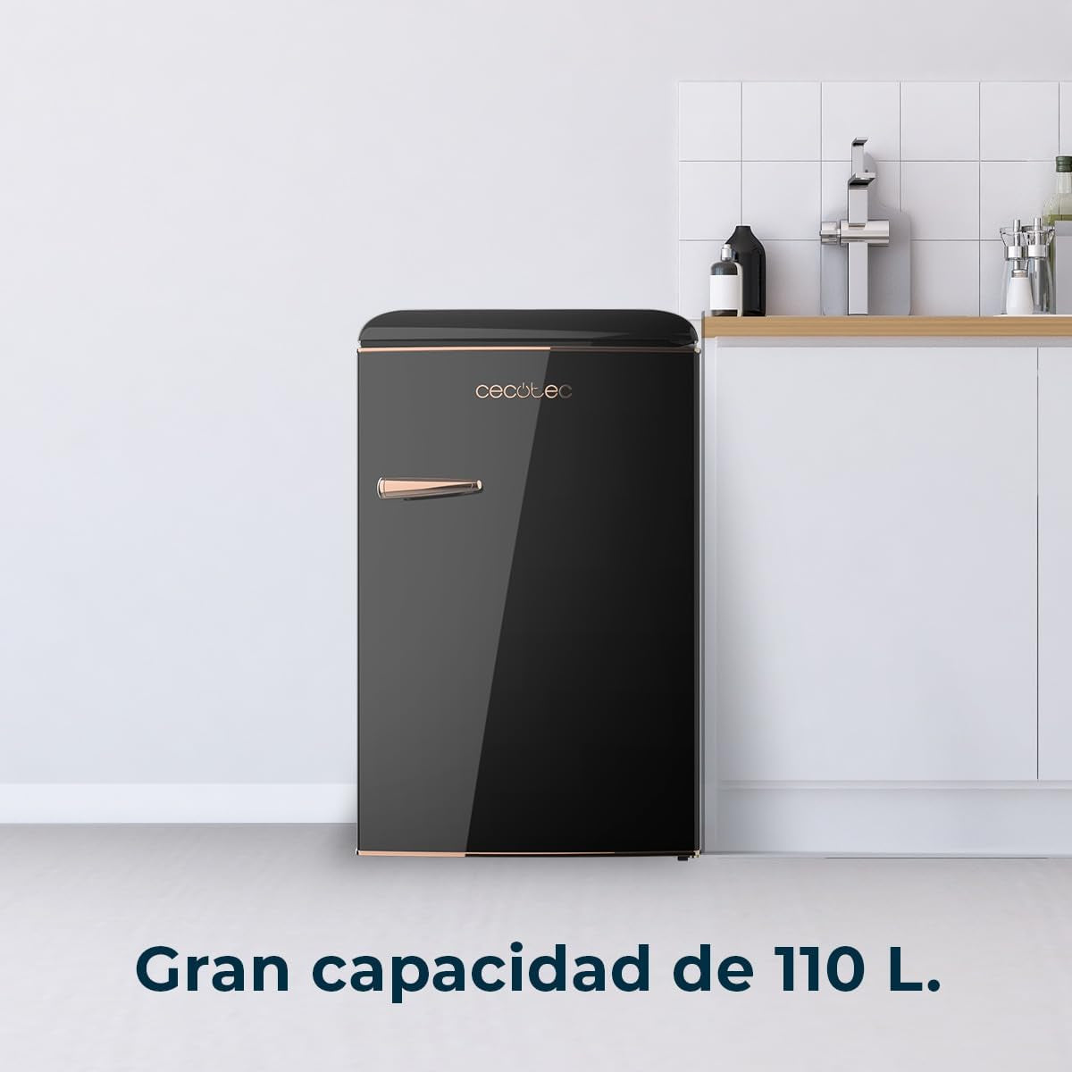Mini Frigo Réfrigérateur Rétro Bolero Coolmarket TT Origin 110 Noir E. Mini Frigo Rétro Avec Une Capacité De 110L, Classe E, Icebox, LED Intérieur, Poignée Chromée, Plateaux En Verre