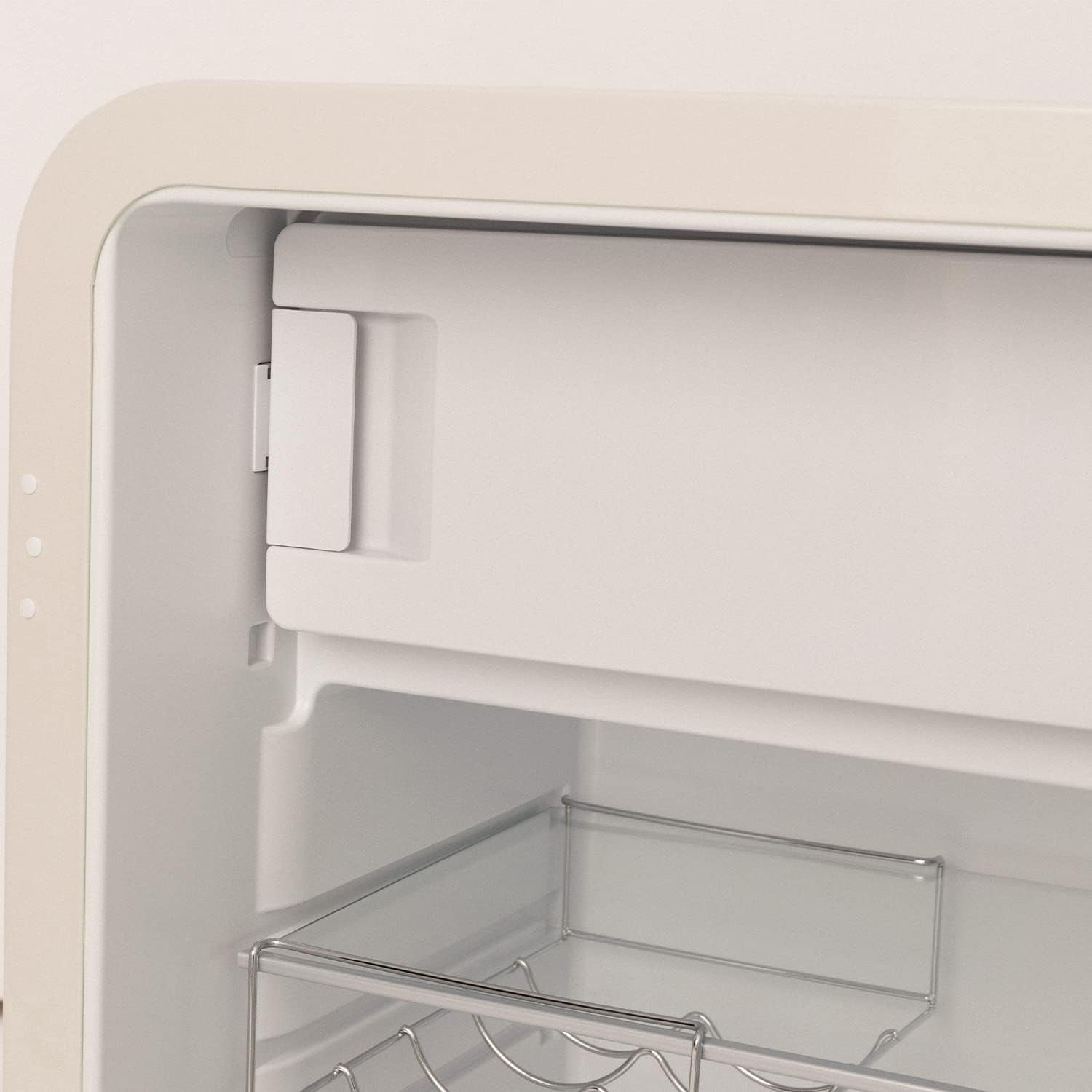 / RETRO FRIDGE 83.5 Silver/Réfrigérateur Blanc Cassé Avec Poignée Argent/Pratique Et Fonctionnel, Matériaux Résistants