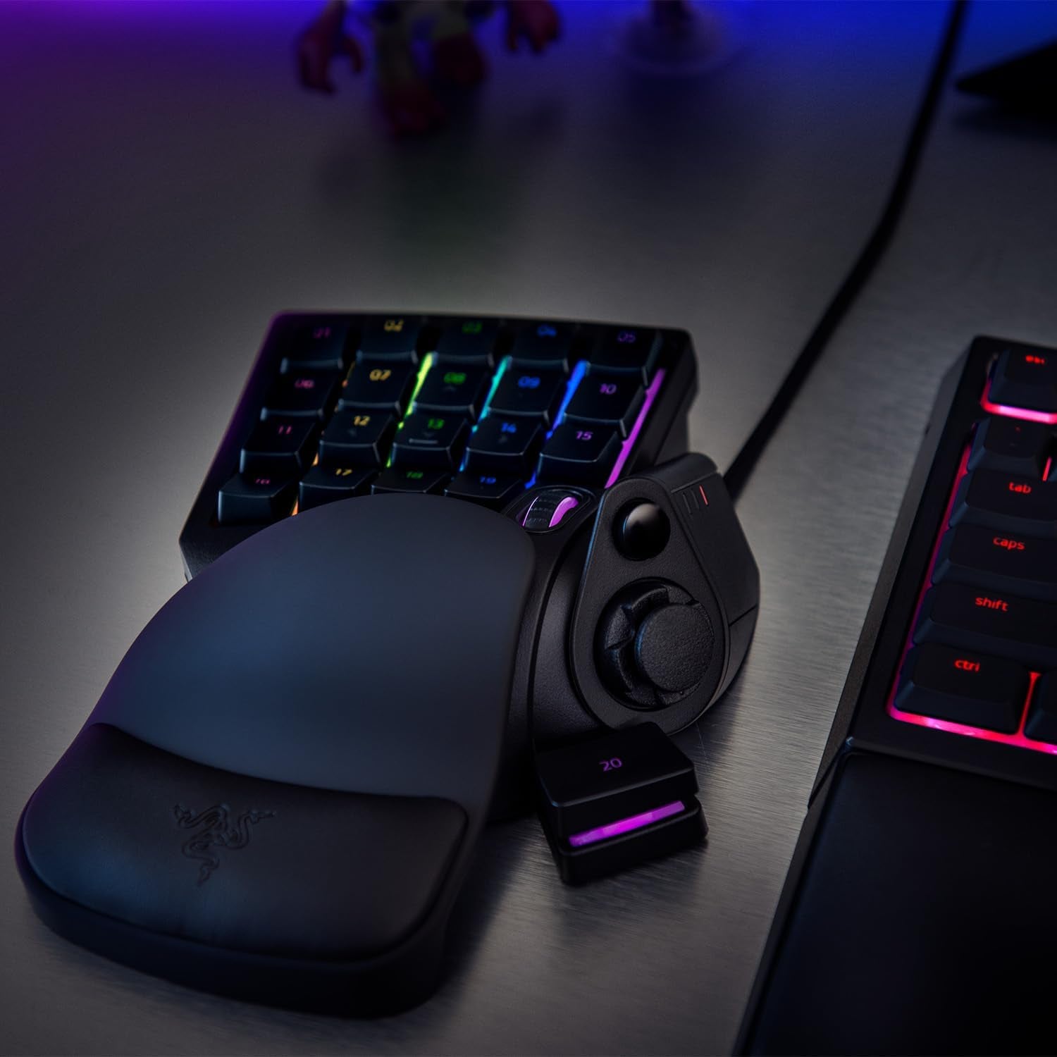 Razer Tartarus V2 - Pavé Numérique Gamer (32 Touches Entièrement Programmables, Forme Ergonomique Avec Paume Détachable, Fonctionnalité Hypershift, Eclairage RGB Chroma) Noir