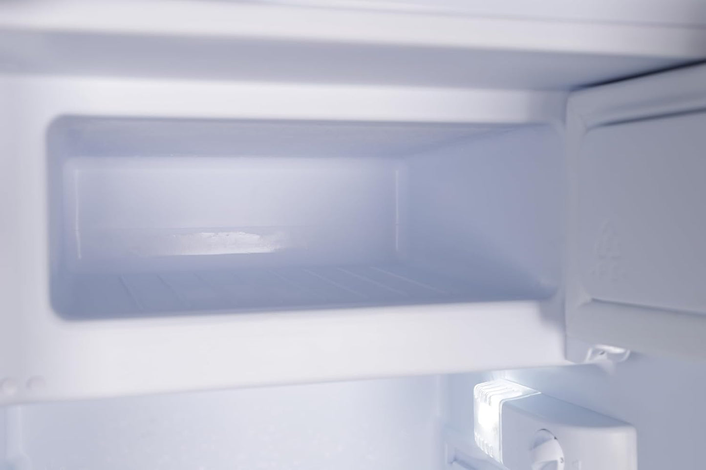 Réfrigérateur Encastrable Avec Compartiment Congélateur 3 Étoiles / 82Cm De Hauteur / 81L De Capacité Utile/Charnières De Porte Réversibles/Pieds Réglables / KSU50-11